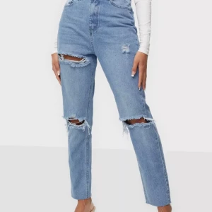 Highwaisted Rip Straight Jeans - Använd fåtal gånger, väldigt bra skick Köpt för ca 350 kr, säljes för 50 kr. Storlek: 34, passar även till 36 men tajt i midjan. Färg: Light Blue Rak modell med hög midja Modellen är 170 cm lång och bär storlek EU 36.
