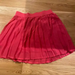 Denna kjol är nästan aldrig använd den är i väldigt bra skick men dock inte min stil tyvärr. Storlek XS pris 40 kr och frakt 30kr