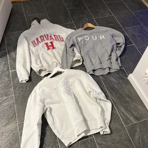Klädpaket  - Ett klädpaket med 2 sweet shirt var av en är tiger of sweden och 1 hoodie Harvard är lite noppig.