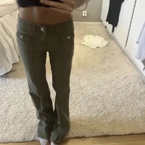 Gröna hm jeans - Gröna jeans från hm med fickor fram. Så fina men kommer tyvärr inte till användning så tänkte sälja!! Nyskick❤️