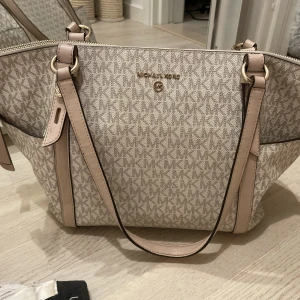 Michael kors väska - Fin michalekors väska stor modell perfekt skol väska köpt på mk i mall of scandinavia för 2 år sedan ser ut som ny