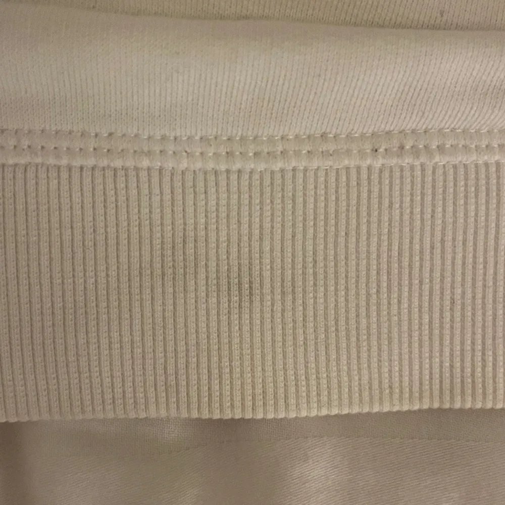 Säljer min coola kenzo tröja med snygga färger i storlek S för att den inte längre används🩷den har en liten fläck längst ner på tröjan som inte är så synlig!🩷🩷. Hoodies.