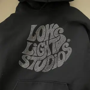 Säljer en Long Light Studios tröja Storlek M Fint skick 