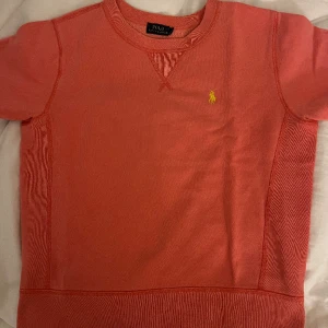 Ralph lauren tröja - Ralph lauren sweatshirt i skitsnygg typ korall färg!!❤️inga fläckar eller slitningar❤️ står ingen storlek men skulle gissa Xs/S