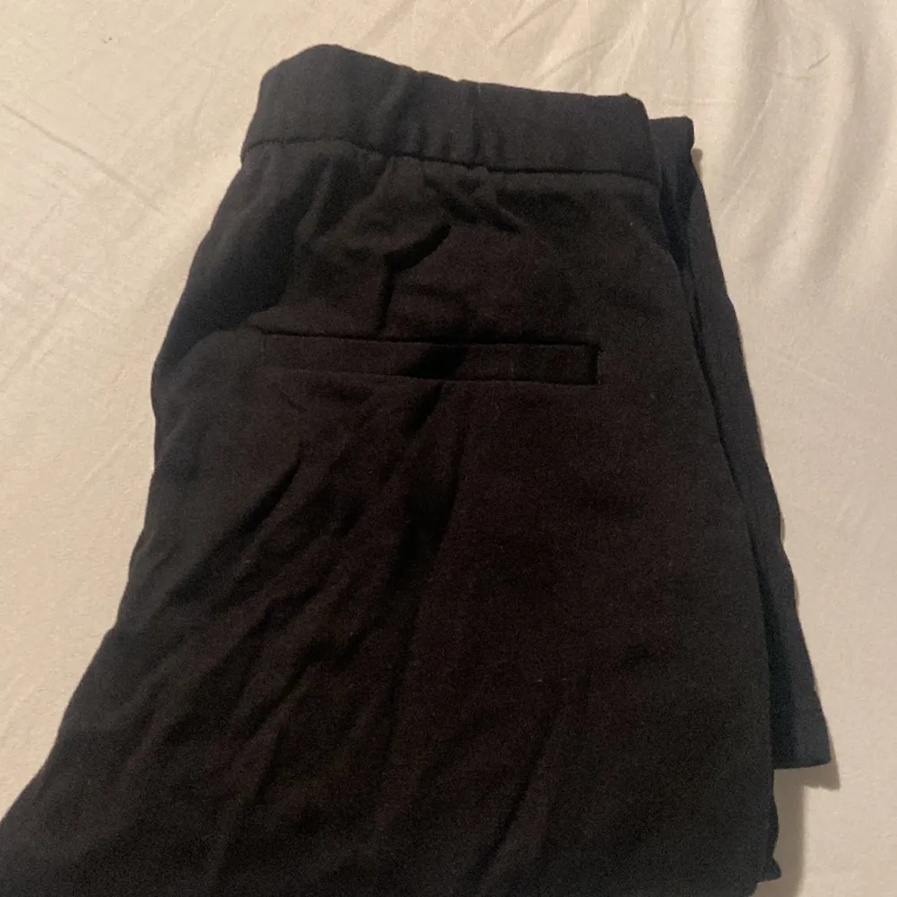 Svarta kostymbyxor som är utsvängda i botten!💞lager 157 (skriv om du vill ha mer bilder) . Jeans & Byxor.