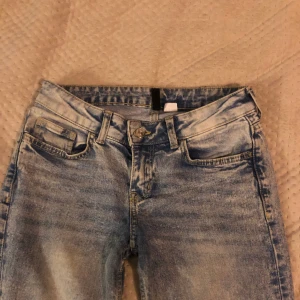 Lågmidjade jeans  - Lågmidjade jeans från hm. De har ett litet hål mellan benen som lätt går att sy ihop, därav priset. Storlek 34-36🤍 Hör av dig för fler bilder eller frågor💗💗