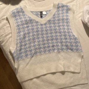 stickad väst - En stickad väst med blå rutor på💞Ifrån H&M. Kliar ingenting alls. Storlek xs men skulle säga S. 