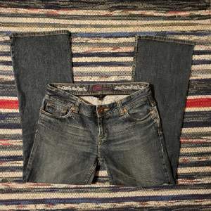 Hej! Säljer ett par så fina lågmidjade bootcut jeans. Märket är Jasper Cohran och storleken är 12 dvs L. Skulle dock säga att de är en liten L eller stor M. Bootcut. Skriv vid frågor!❤️  Midja: 41 cm Längd: 94 cm Innerben: 70 cm Priset är diskuterbart ❤️