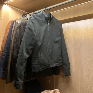 Bomullsjacka från gap - Säljer en mörkgrön bomullsjacka från GAP. Perfekt till våren :) 