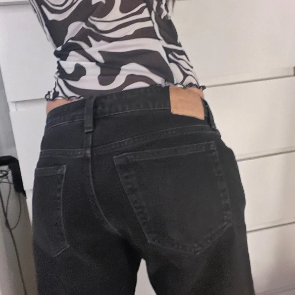 Svarta Jeans från Weekday i modellen Arrow. (W 28. L30) Passar mig som är S i vanliga fall, men M går också bra. Jeans & Byxor.