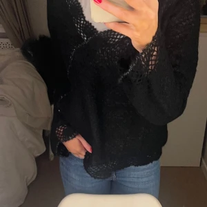 Stickad tröja - Säljer denna jättefina stickade tröjan, bra skick och knappt använd, den kommer tyvärr inte längre till användning 💕 använd gärna köp nu funktionen 💕