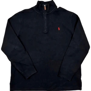 Ralph Lauren Half-Zip Tröja - Svart halfzip tröja från Ralph Lauren. Bra skick! Storlek L, ställ gärna frågor!😊