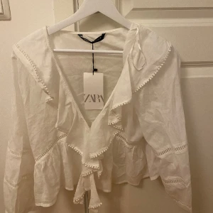 blus från zara - jättefin blus från zara som är helt oanvänd! storlek XL men skulle säga att den är liten i storlek då den passar mig som har S! lappen är kvar❤️