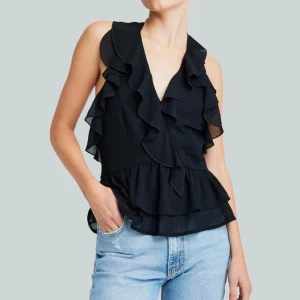 Volang topp - Säljer denna fina volangtopp från bikbok som är slutsåld. Har lappen kvar och aldrig använts.💕