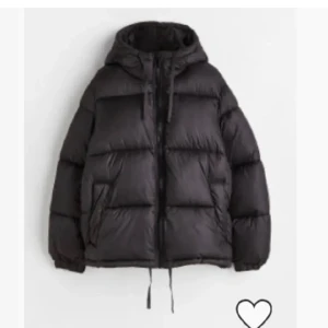 H&M pufferjacket - Säljer denna sjukt snygga och trendiga pufferjacket från H&M. Köpt från en tidigare plick-ägare men passar inte min stil. Inga märkbara defekter men det finns lite smink inuti vid nacken men absolut inget som syns när man har på sig jackan🫶🏼