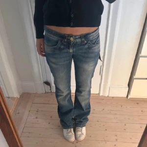 Lågmidjade jeans  - Så snygga jeans som tyvärr var försmå för mig. Helt nya med prislapp kvar! W26 L34💕