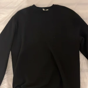 Sweatshirt  - Svart basic sweatshirt 🖤