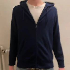 Kashmir hoodie - Kashmir hoodie i stl m. Nypris 2000 jätte bra skick