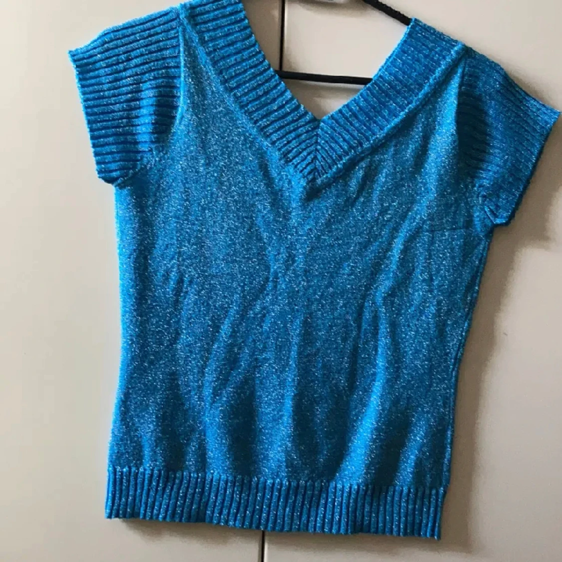 Glittrig blå T-shirt  - 90