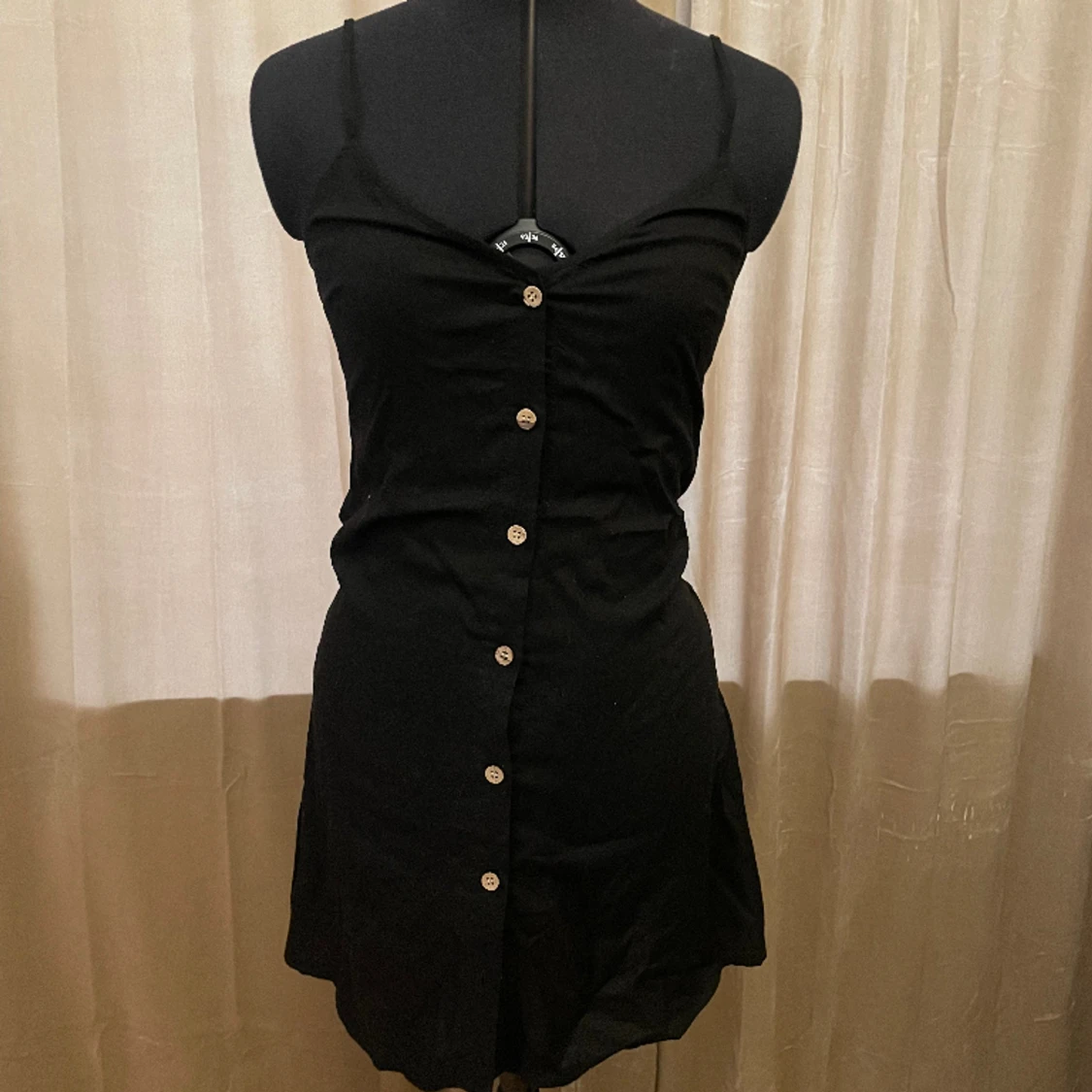 Svart klänning med knappar