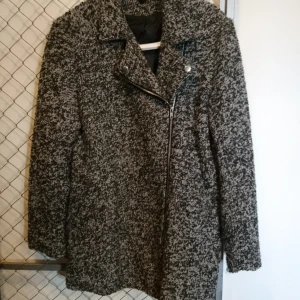 Jacka  - Gråmelerad jacka. Aldrig använd. Nypris 600. 