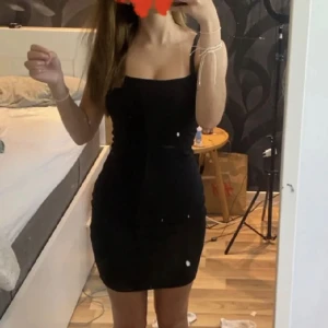 Klänning - Sitter fint och rätt tajt, fint skick!