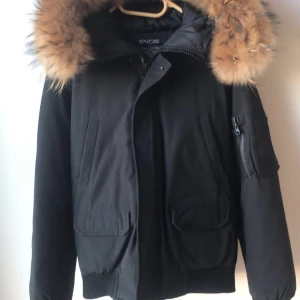 Pälsjacka S - Vinterjacka i väldigt bra skick. Använd under 1 vinter. Storlek S. Köpt för 2800 kr, säljer för 1000kr.