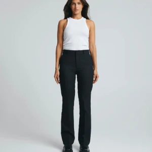 Kostymbyxor  - Super snygga kostymbyxor aldrig använda prislappen är även med! Original priset är 499kr.  Själva materialet är så bra, dom blir inte knoppriga. Skulle säga att dom är medelmidjade dvs inte låg eller högmidjade. Passar som S och M