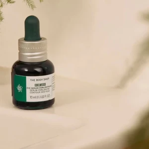 Edelweiss Eye Serum Concentrate - Mörka ringar? Edelweiss Eye serum Concentrate från the body shop. Oöppnad, för jag har en till. De är dryg (att man kan använda den jätte länge) och är super för mörka ringar🤩❄️ skriv om ni har frågor. GRATIS FRAKT 