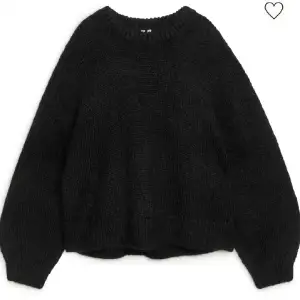 Säljer denna Mohair stickade tröjan från Arket. Slutsåld och säljs inte längre. Oversized fit och dö snygg. Använder inte den dock.