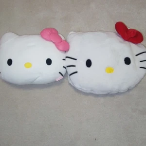 Hello Kitty kuddar  - Nytvättade. Säljer 2 hello Kitty kuddar. Endast använt som prydnad.