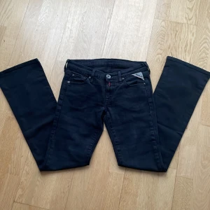 Replay jeans  - De är nästan aldrig använda och är i super bra skick. Jag har köpt byxorna för 1400kr