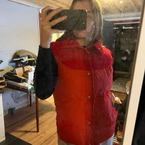 Dunväst  - Röd dunväst. Köparen står för eventuell frakt. 