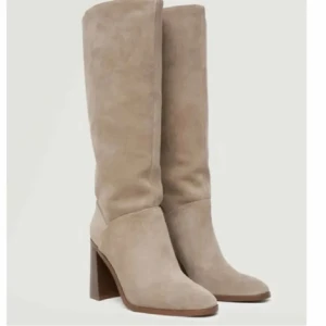 Mocka stövlar  - Säljer dessa superfina stövlarna i mocka. Storlek 38. Använda fåtal gånger. 