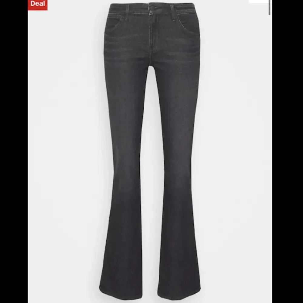 Slutsålda gråa bootcutjeans från wrangler. Köpta på zalando för 900 kr. Passar mig bra som är 170 cm lång. Endast använd 2 ggr🌟. Jeans & Byxor.
