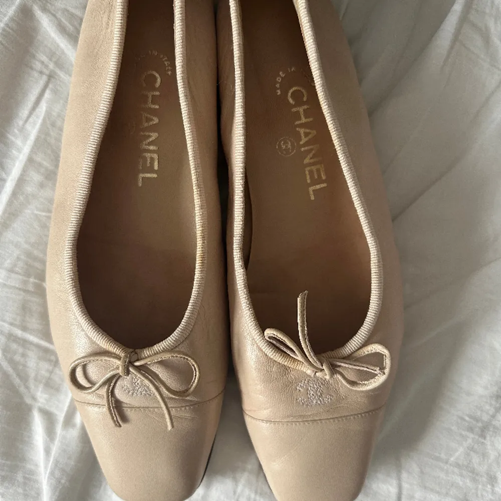 Superfina ballerina skor från Chanel!! Använda men i väldigt fina skick! . Skor.