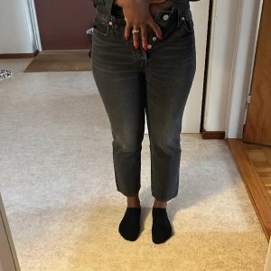 Jeans Levis  - Medelhöga Levis jeans med korta ben. Helt nya med etikett. 