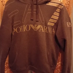 Ea7 hoodie - Mörk grå Ea7 hoodie i ny skick i storlek M funkar för dom som har s också. Har endast använt den par gånger då jag föredrar ljusa kläder. Inga som helst skador eller fläckar, fler bilder kan skickas. Tröjan har bra pass form. Pris 650 kan diskuteras 