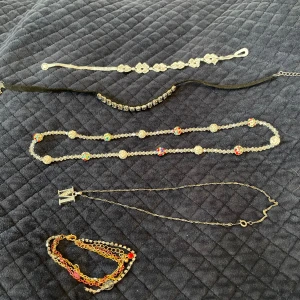 Smycken - Halsband och armband. ✨(frakt ingår ej)