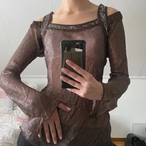 Genomskinlig blus - Cool genomskinlig blus med många detaljer i silver, fint skick!