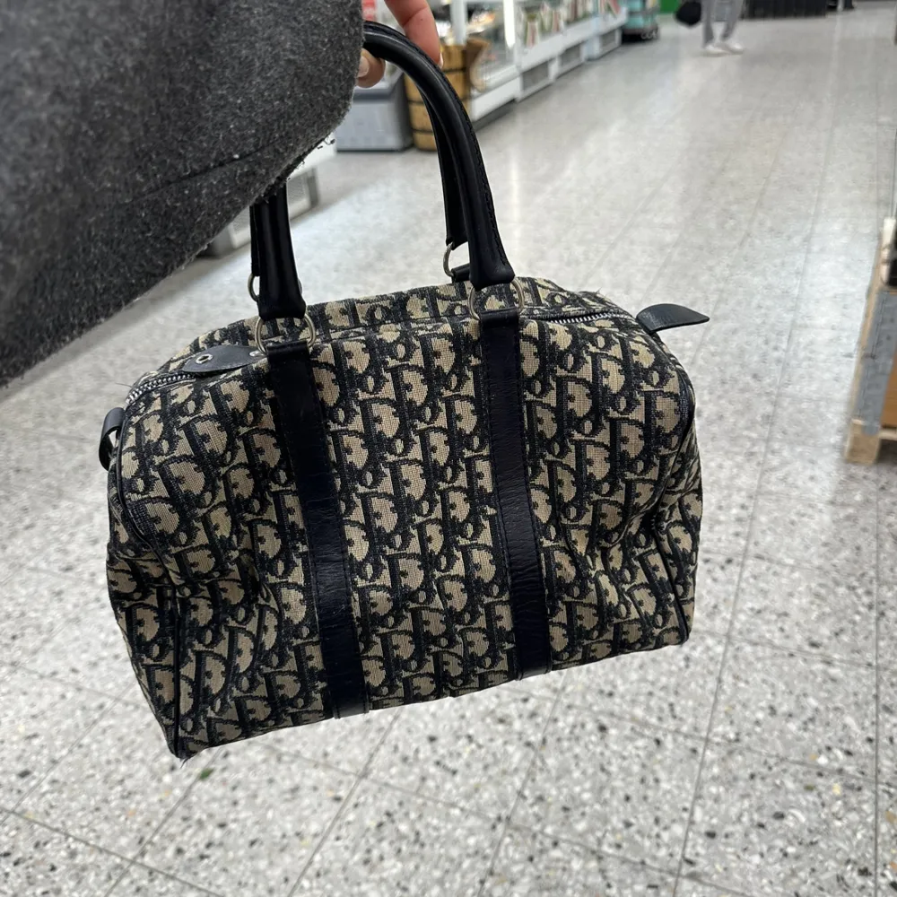 Dior Bowling bag som ej finns att köpa längre, så fin och funkar både till vardags men även på en liten trip. Skriv för fler bilder och pris går att diskuteras. Väskan är självklart äkta. Väskor.