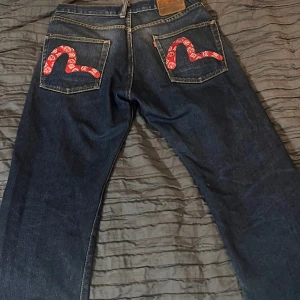 EVISU BYXOR - Säljer mina äkta evisu byxor i japanskt denim strl 34 då jag inte använder, skriv för mer frågor eller bilder 