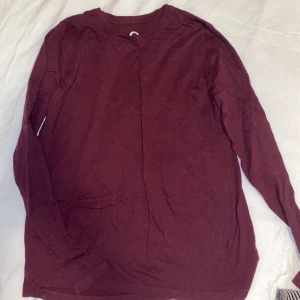 Pyjamas tröja - Säljer en vinröd pyjamas tröja från Cubus. Den är aldrig använd och i storlek S. OBS: köparen står för frakten. (Annonsen finns ute på fler sidor.)