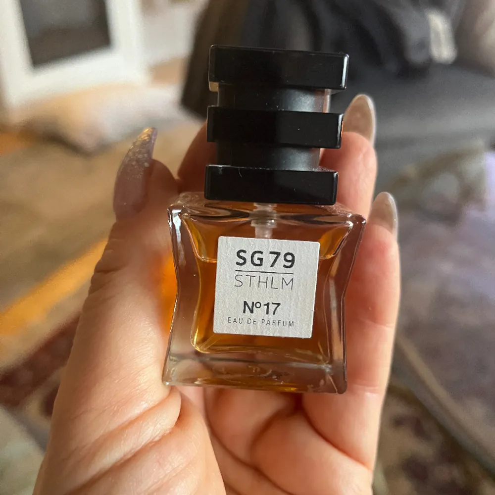 Fantastisk doft från SG79 Stockholm  80% kvar  Eau de parfym . Accessoarer.
