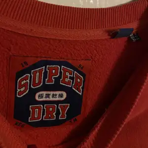 Röd superdry sweatshirt. Bra skick