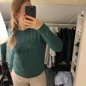 Gant sweatshirt  - En grön sweatshirt från GANT, säljer då den är för liten för mig!