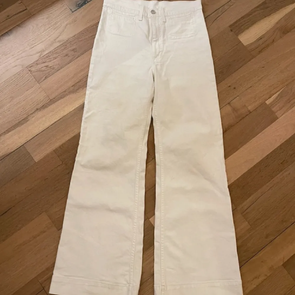 Very good condition flare jeans  Y2K style  Waist size 27 Length 32. Jeans & Byxor.