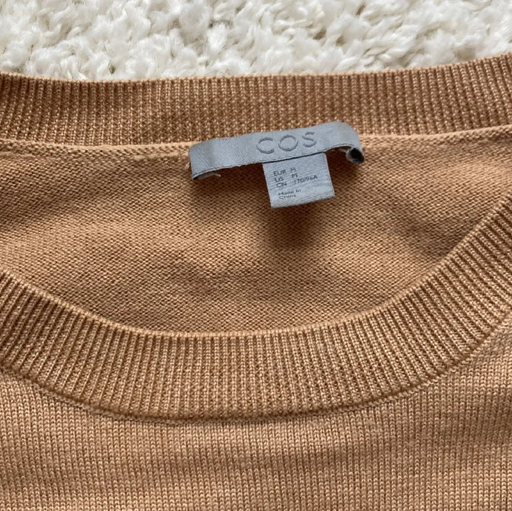 Säljer denna tröja från COS då den var för stor och färgen inte passar mig. Den är i storlek M och har knappt användts.. Hoodies.