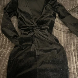 Glittrig klänning - Svart glittrig kort klänning i ett lyxigt sammetsliknande material. 🤩Den är mer glittrig i verkligheten.🌟Perfekta nyårsklänningen!
