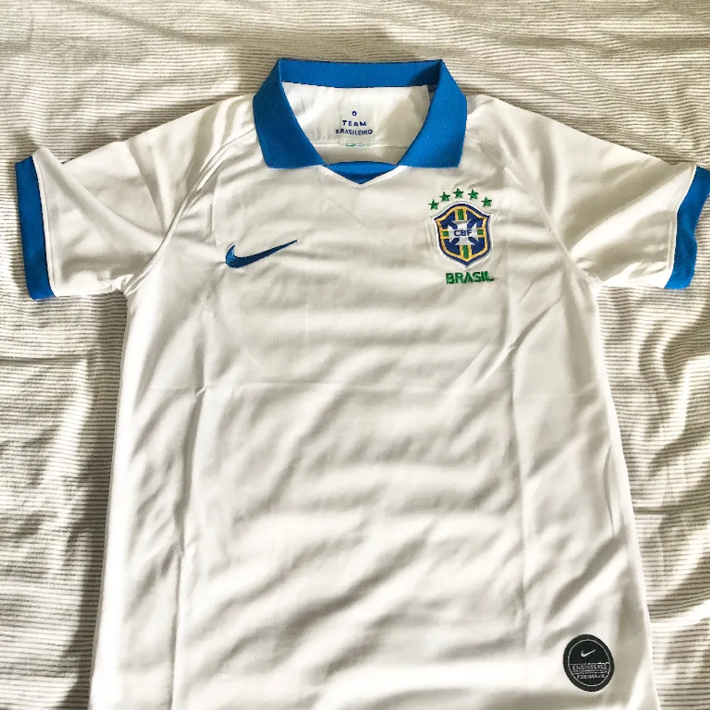 Brasilien retro fotbollströja i storlek M. Fint skick . T-shirts.